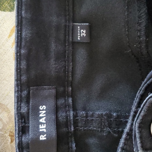 Reitmans Petite Black Jean Capri - Picture 3 of 3